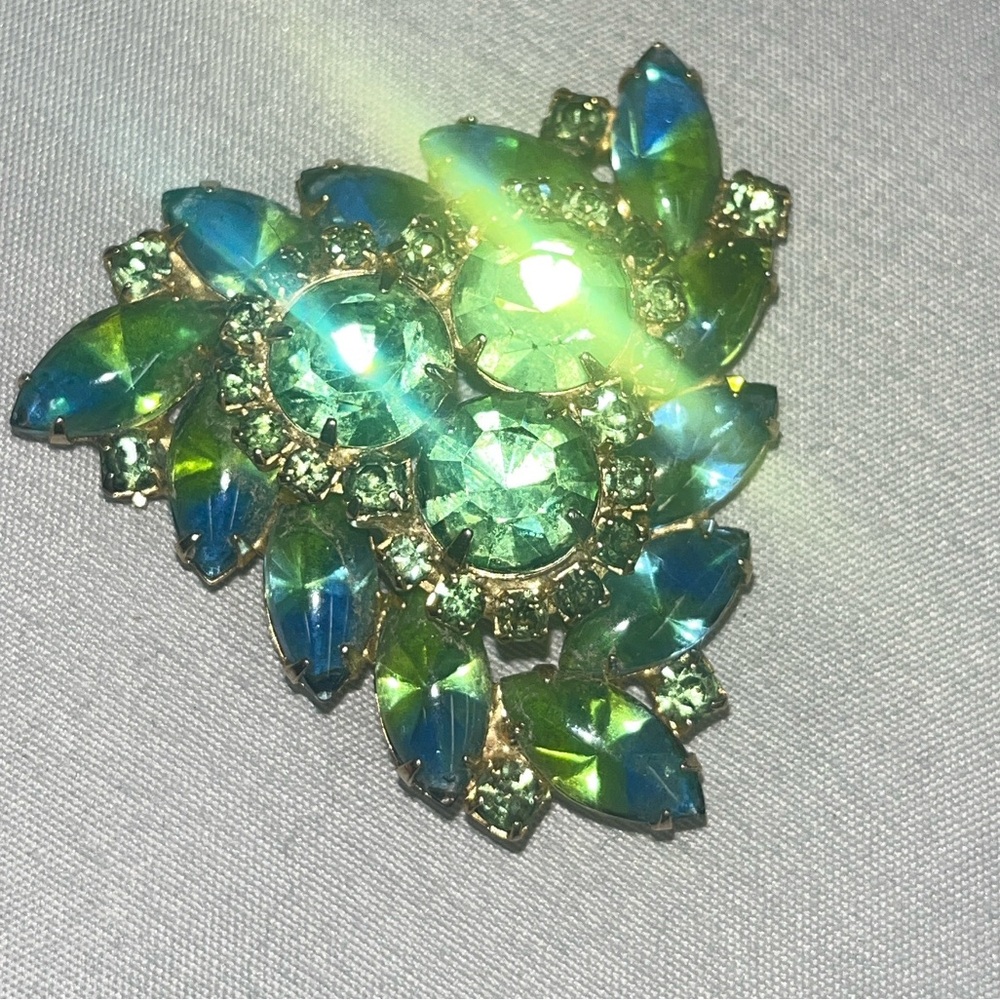 WEISS BROOCH PIN